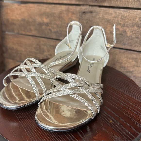 Easy Street Strappy Wedge Sandals in Gold women’s size 9 1/2W - Picture 6 of 8